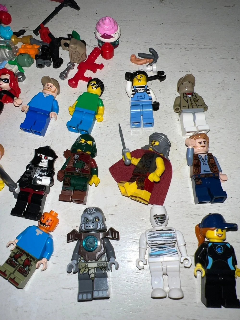 Lot Lego mini figures & accessories